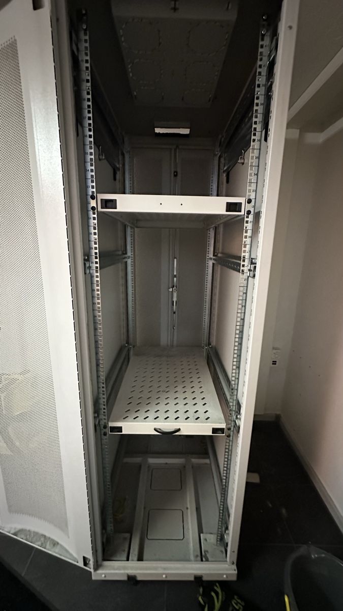 Racks & Cavalletti: Serverschrank guter Zustand – Usato da Reinach BL venduto da Motru2005 2