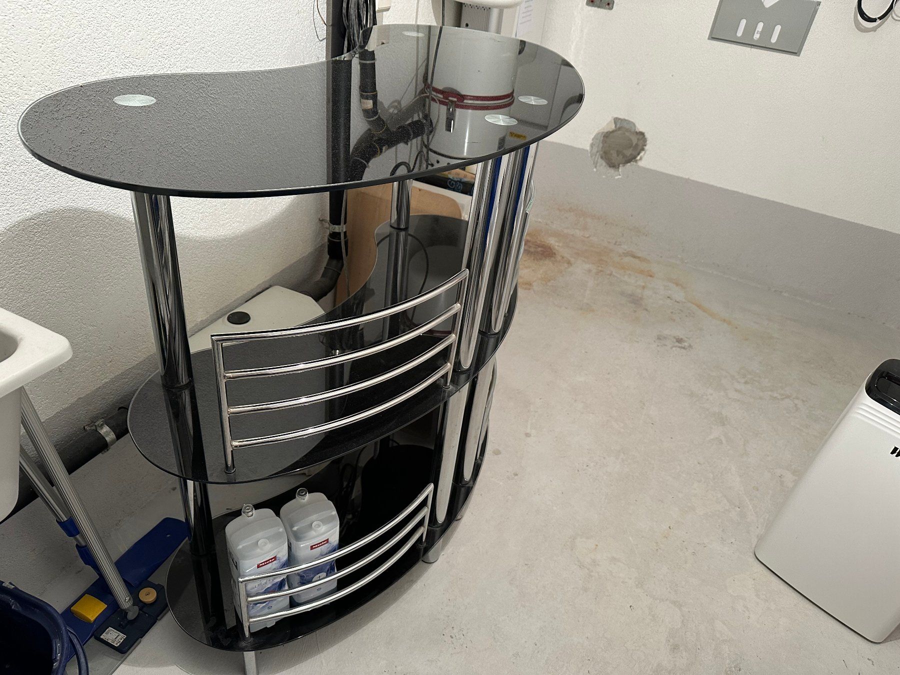 Ladenausstattungen & Messebau: BAR-Theke aus Glas / Chrom – Gebraucht aus Lenggenwil von  1