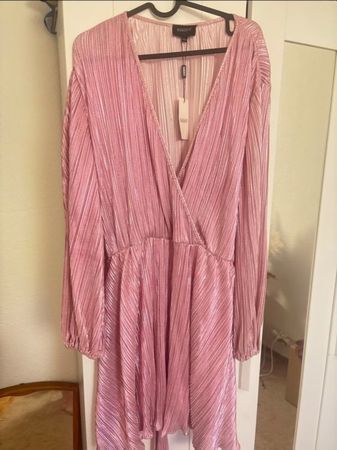 Neues plissiertes Bardot-Kleid in laminiertem Rosa, NP 119.0