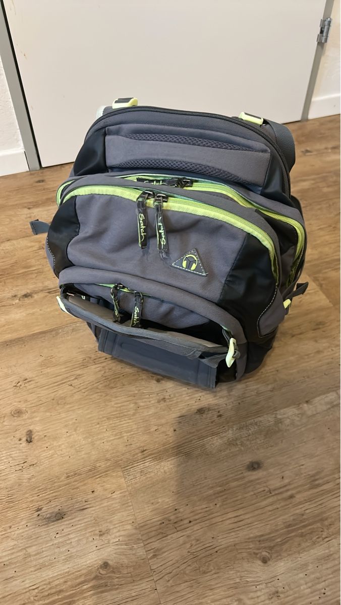 Satch Borse & Zaini: Schulrucksack von Satch, grau/grün – Usato da Binningen venduto da duplo-fish