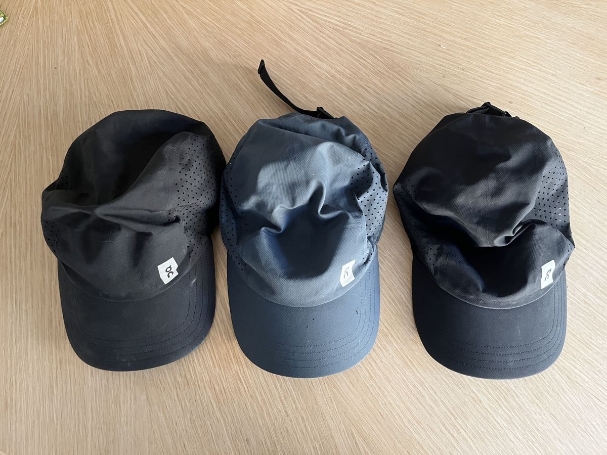 Chapeaux, bonnets & casquettes: 3 On Running Caps Set schwarz blau gebraucht – D'occasion à Zürich par Pestopasta
