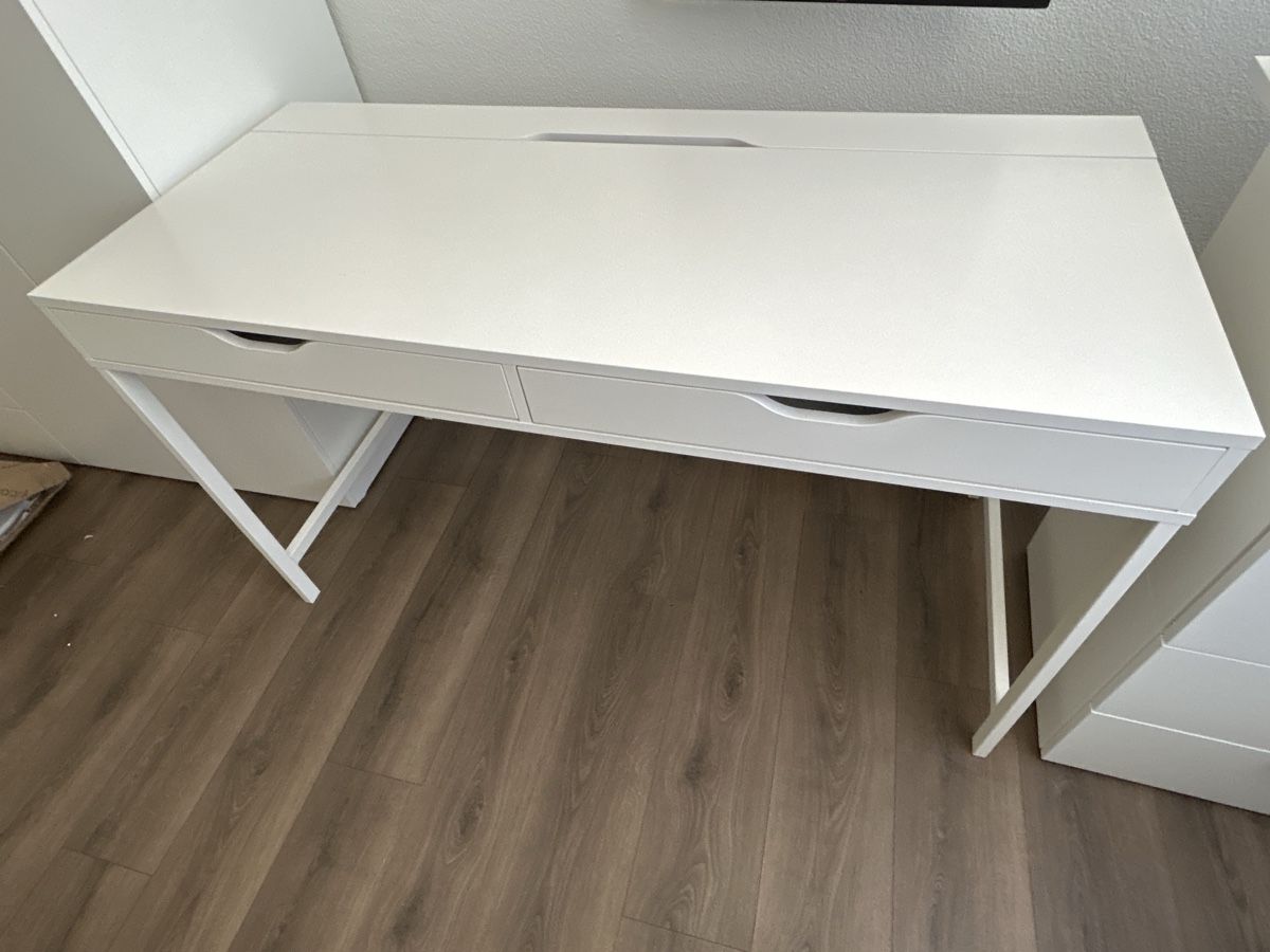 Ikea Scrivanie: Pult mit zwei Schubladen – Usato da Galgenen venduto da Red27