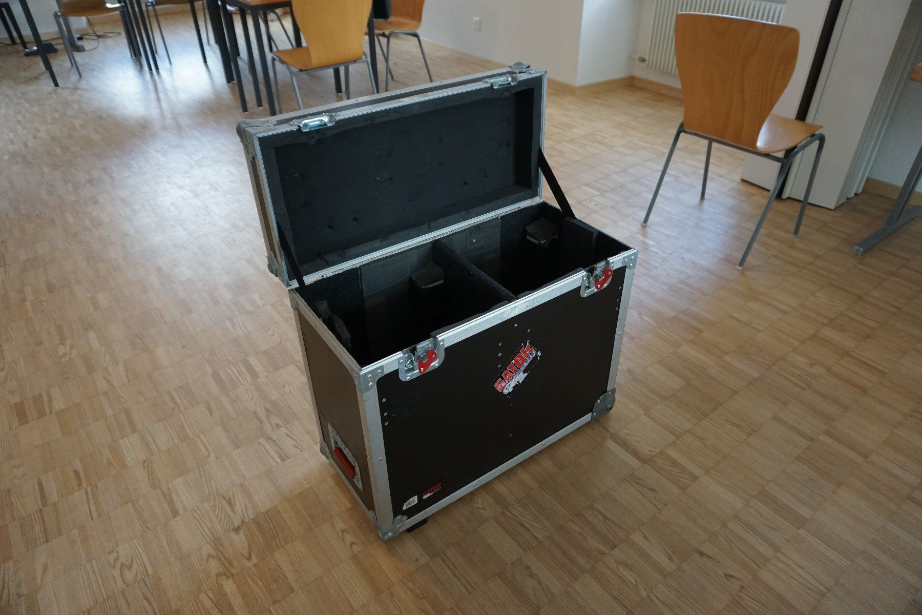 Showtec Lampade: 2x ShowTec indigo 4500 mit Transportkiste – Usato da Gächlingen venduto da Samuel-Hafen 5