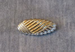 Brosche oval gestreift