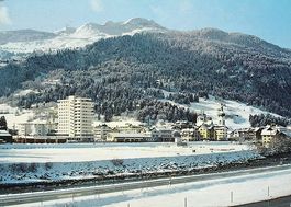 ILANZ Bahnhof mit Bahn und dem Piz Mundaun