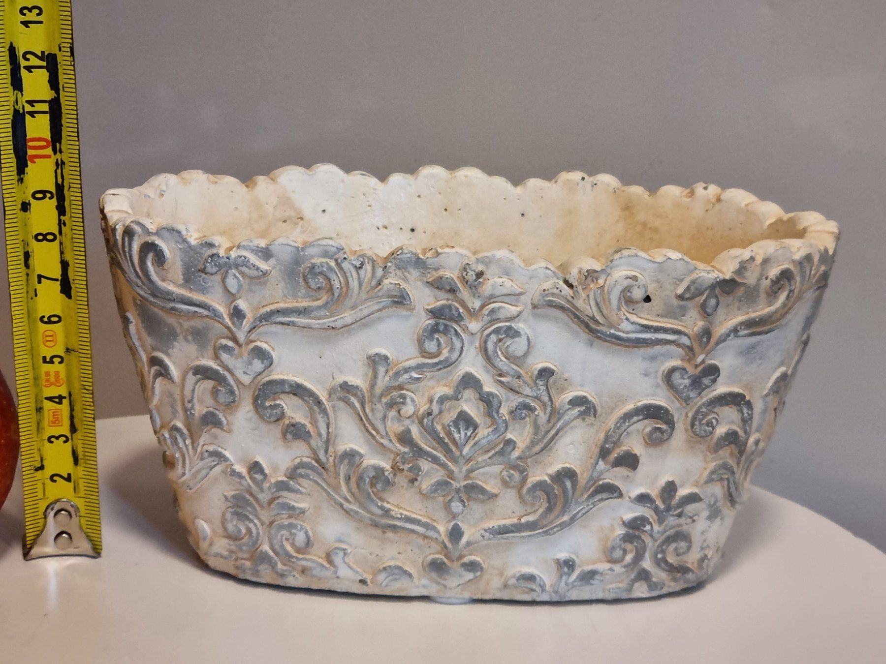 Vasi per fiori: Übertopf Shabby Chic Barock Relief Grau Weiss – Usato da Scharnachtal venduto da devin03 1