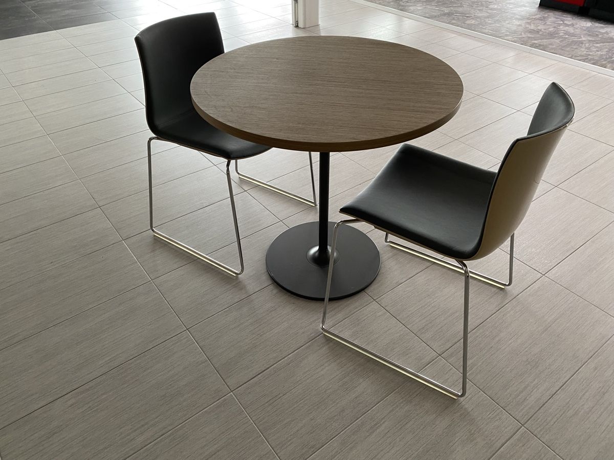 Set di tavolo e panche: Tisch und zwei Stühle von Arper – Usato da Hägglingen venduto da Karin0802 2
