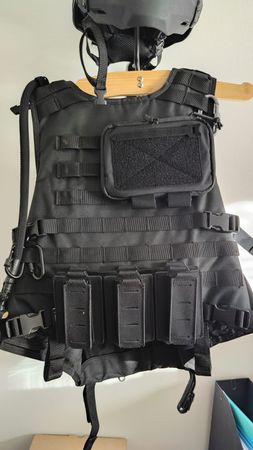 Schwarze taktische Weste mit Zubehör - Top Zustand! Airsoft