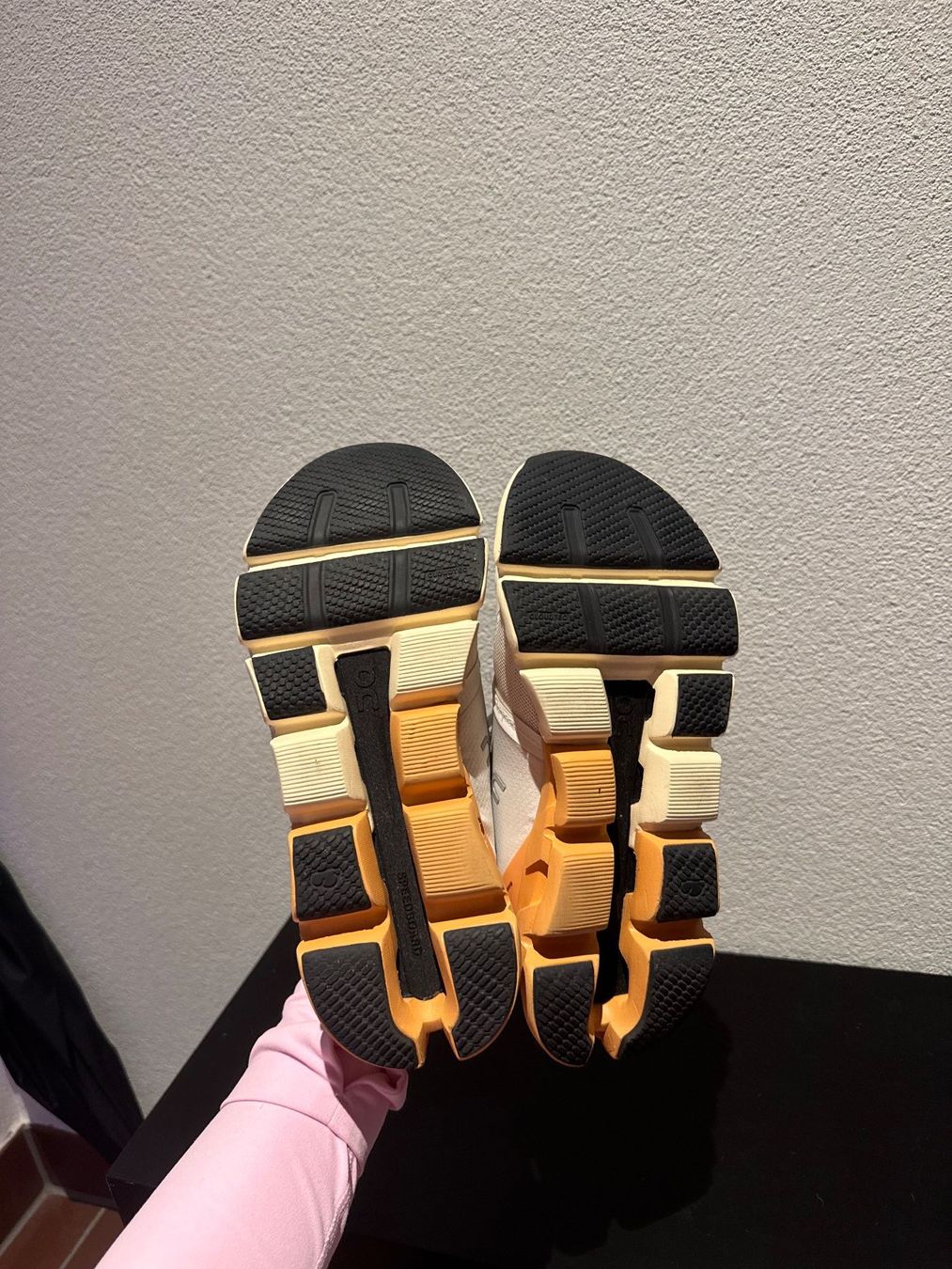 On Scarpe da donna: On Running - Cloudflyer 4 - Damen - Ivory | Tangerine – Usato da Zürich venduto da SNovo 4
