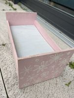 Rosa Puppenbett aus Holz