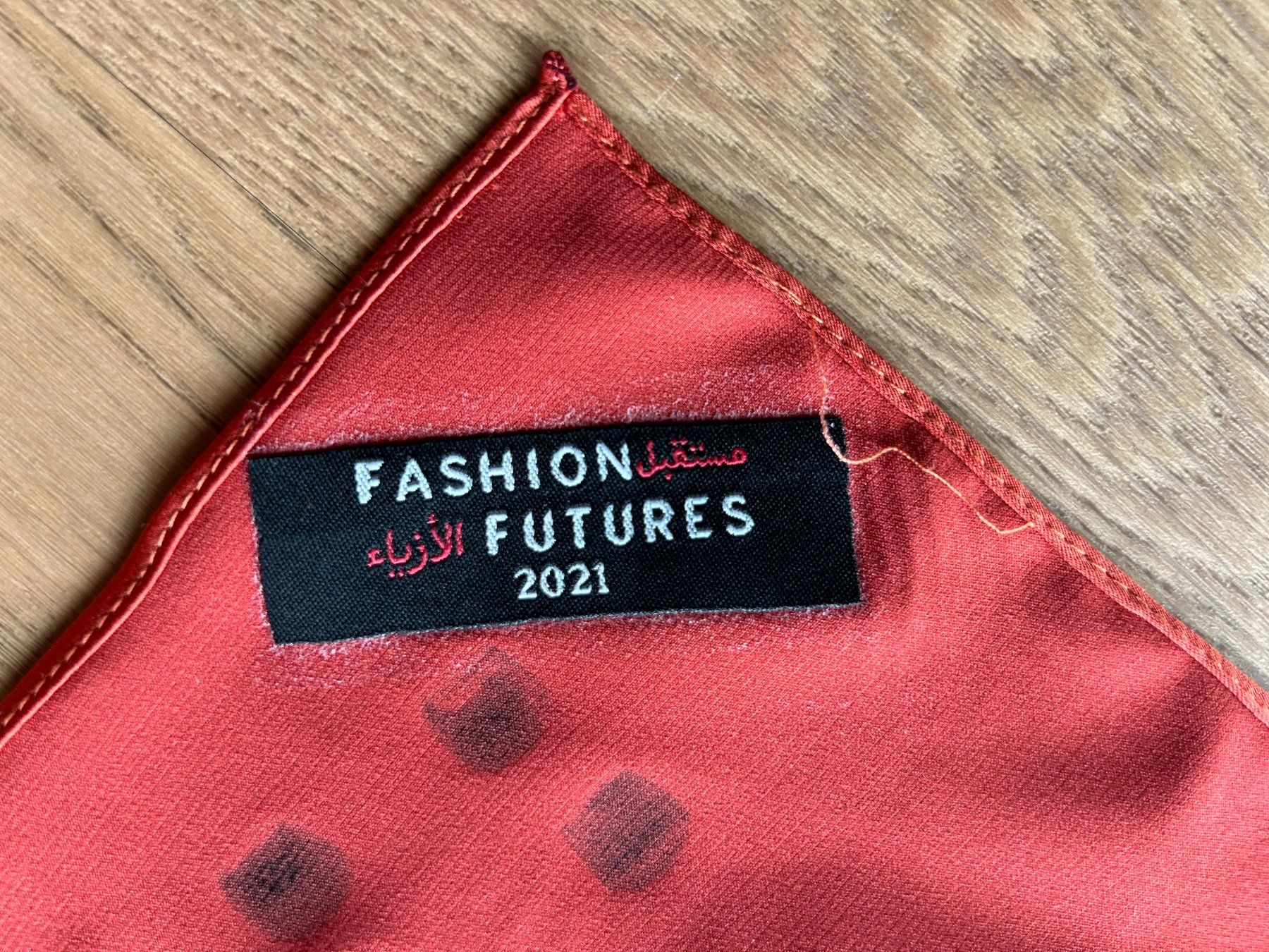 Foulard & Sciarpe: Multicolore silk square Fashion Futures – Nuovo e nell'imballaggio originale da Zürich venduto da aygo_a 2