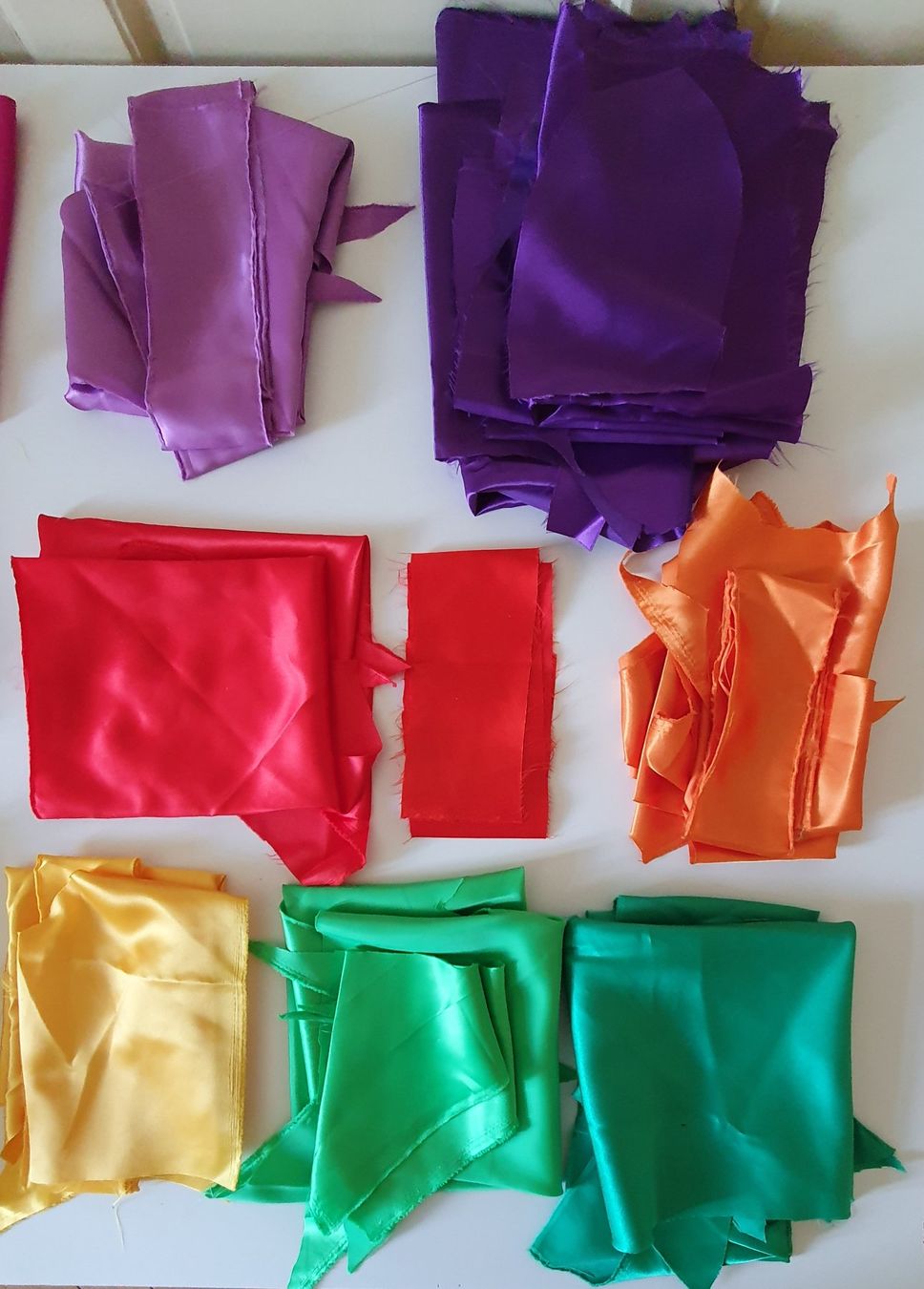 Tessuti: Chutes multicolores de 16 tissus satinés – Usato da Vevey venduto da Bobonitro1 2