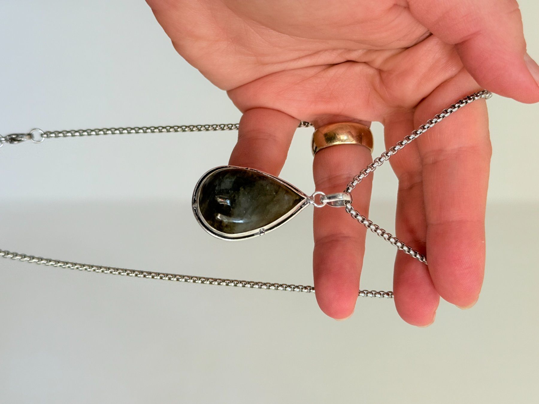 Ketten: Collier avec pendentif labradorite – Neu und originalverpackt aus Genève von AGBERG 9
