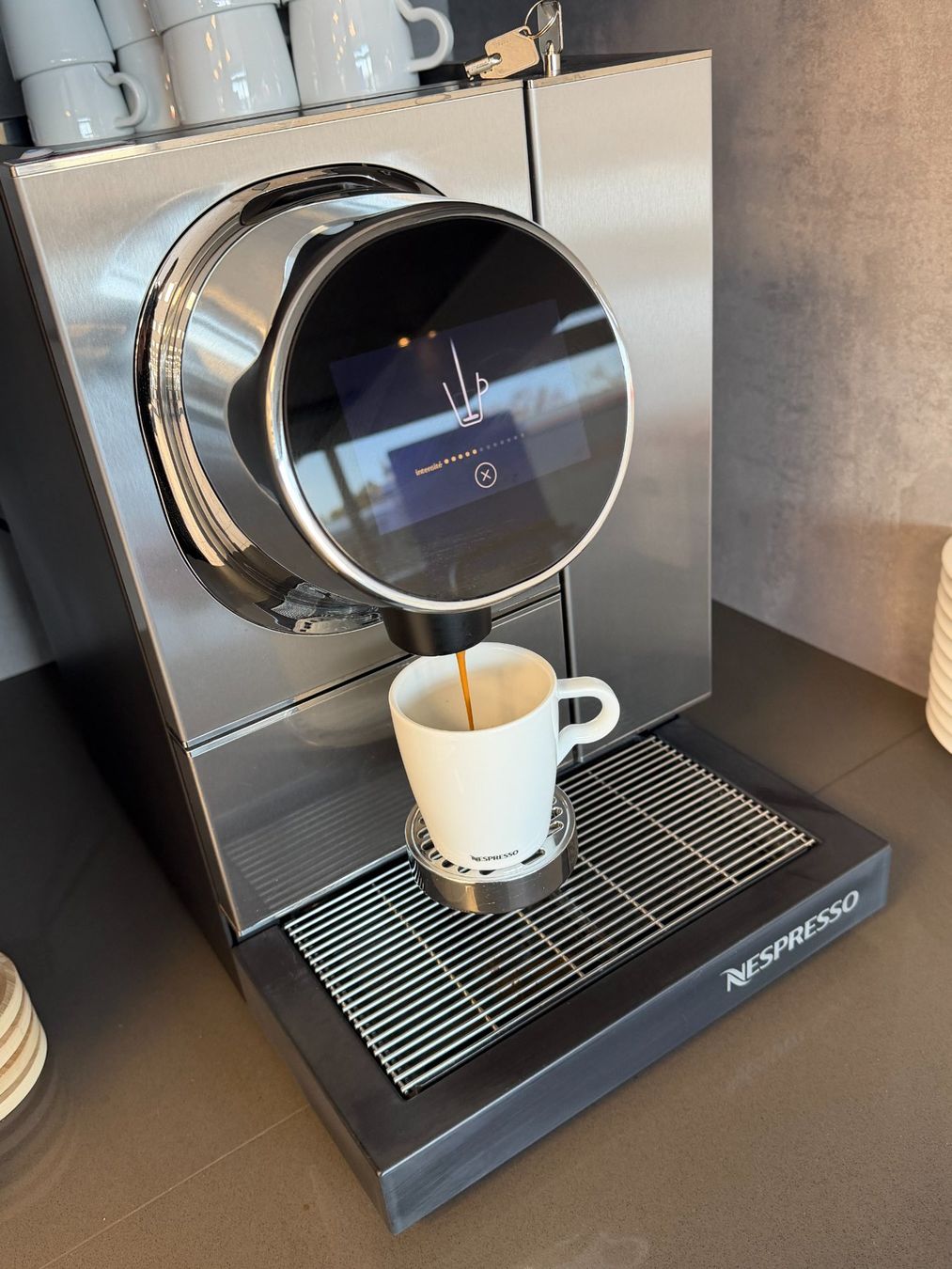 Nespresso Macchine per caffè & Macchine per espresso: Machine à café Nespresso professionnel - inox brossé – Usato da Morges venduto da GDL1110