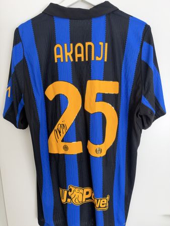 Inter Mailand Trikot Akanji Nummer 25 signiert blau schwarz