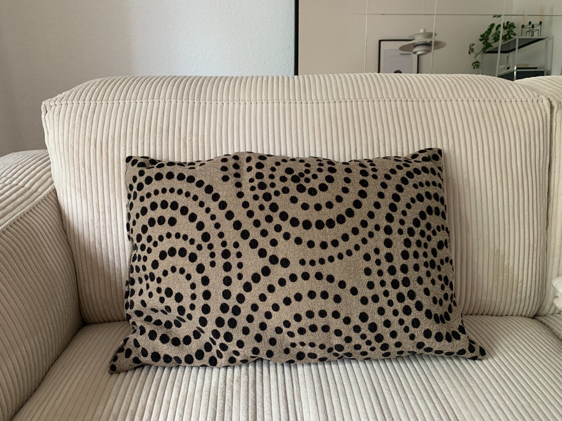 Interio Cuscini: INTERIO - 2 Deko Kissen beige-schwarz – Usato da Zürich venduto da Diazaio 2