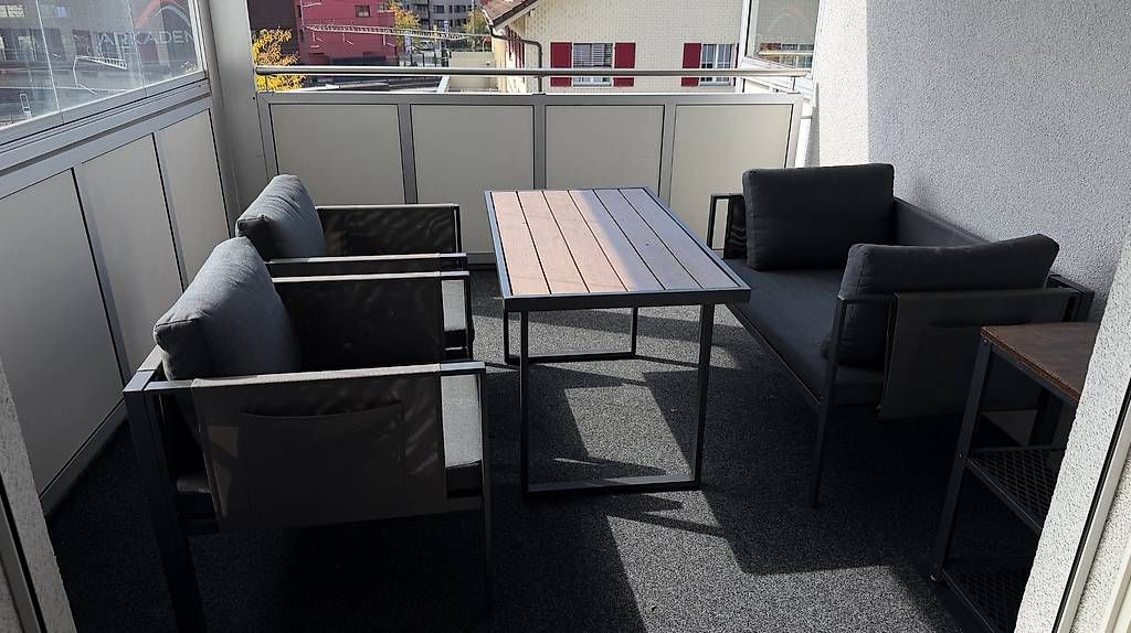Divani: Gartenlounge grau/anthrazit inkl. Tisch – Usato da Rotkreuz venduto da ta_ti75