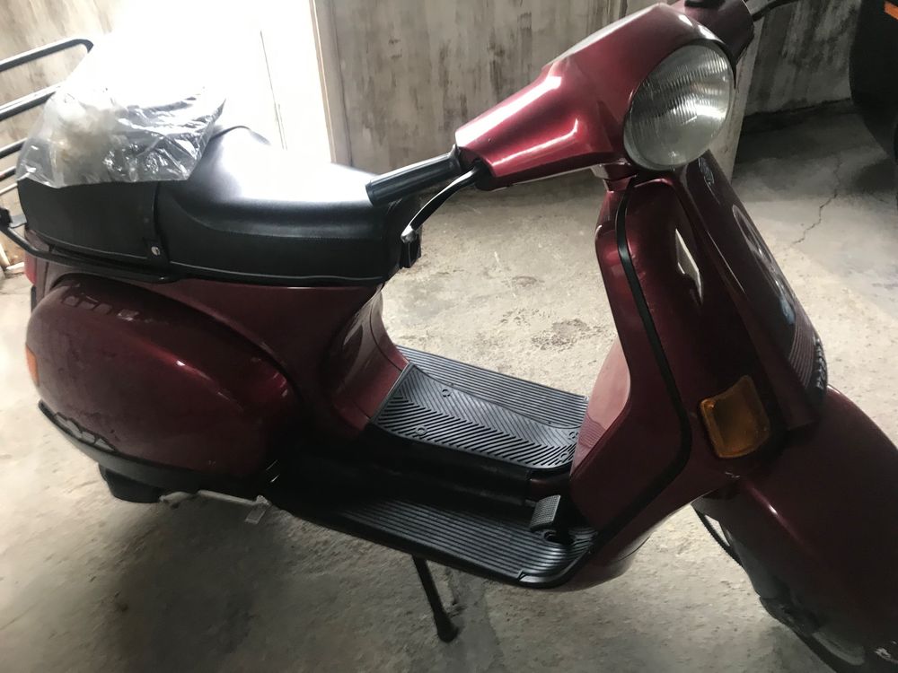 VESPA PIAGGIO PX 125 - Modèle De 1982 | Couleur Bordeaux | À Retaper / Finitions à Prévoir