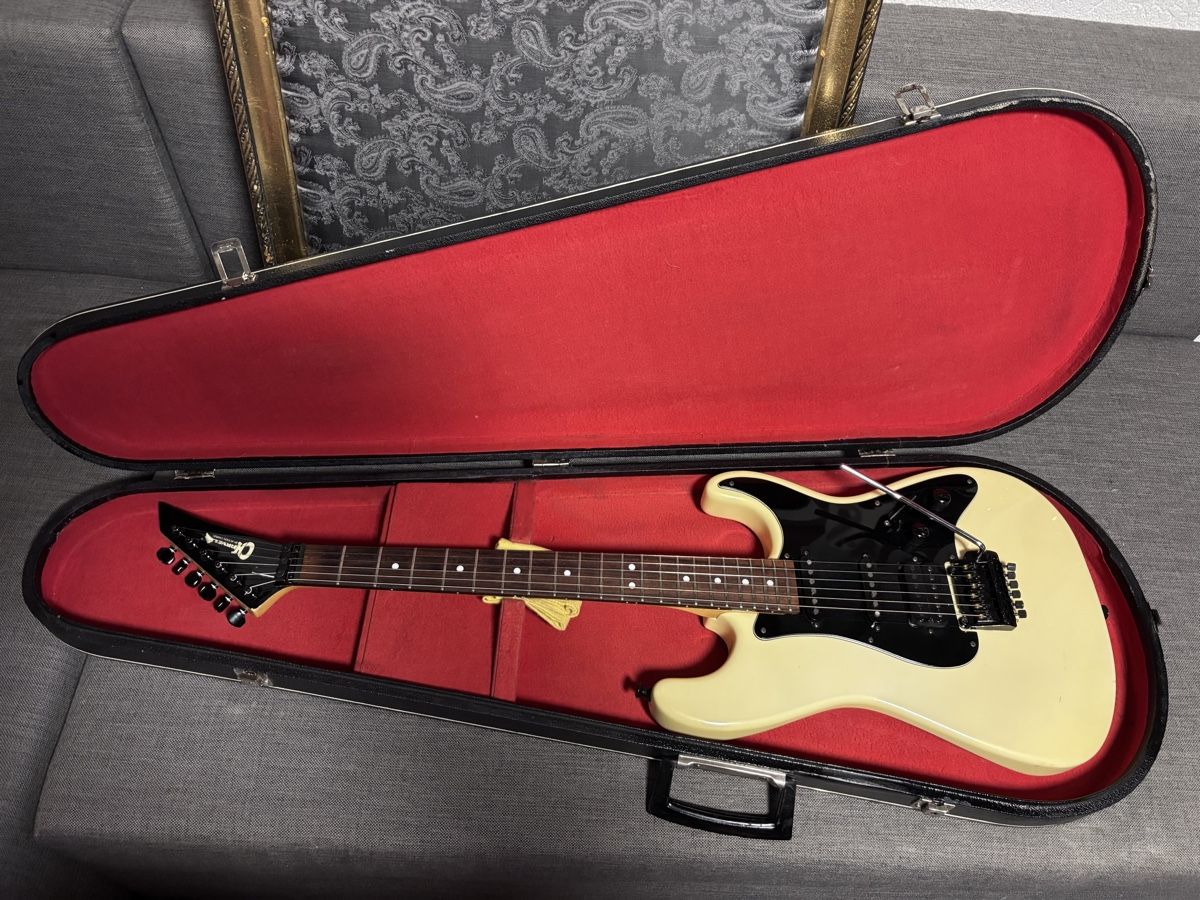 Charvel Strumenti musicali: Charvel Jackson model 3 electric guitar cream 1986 – Usato da Yverdon-les-Bains venduto da DoctorGuitar