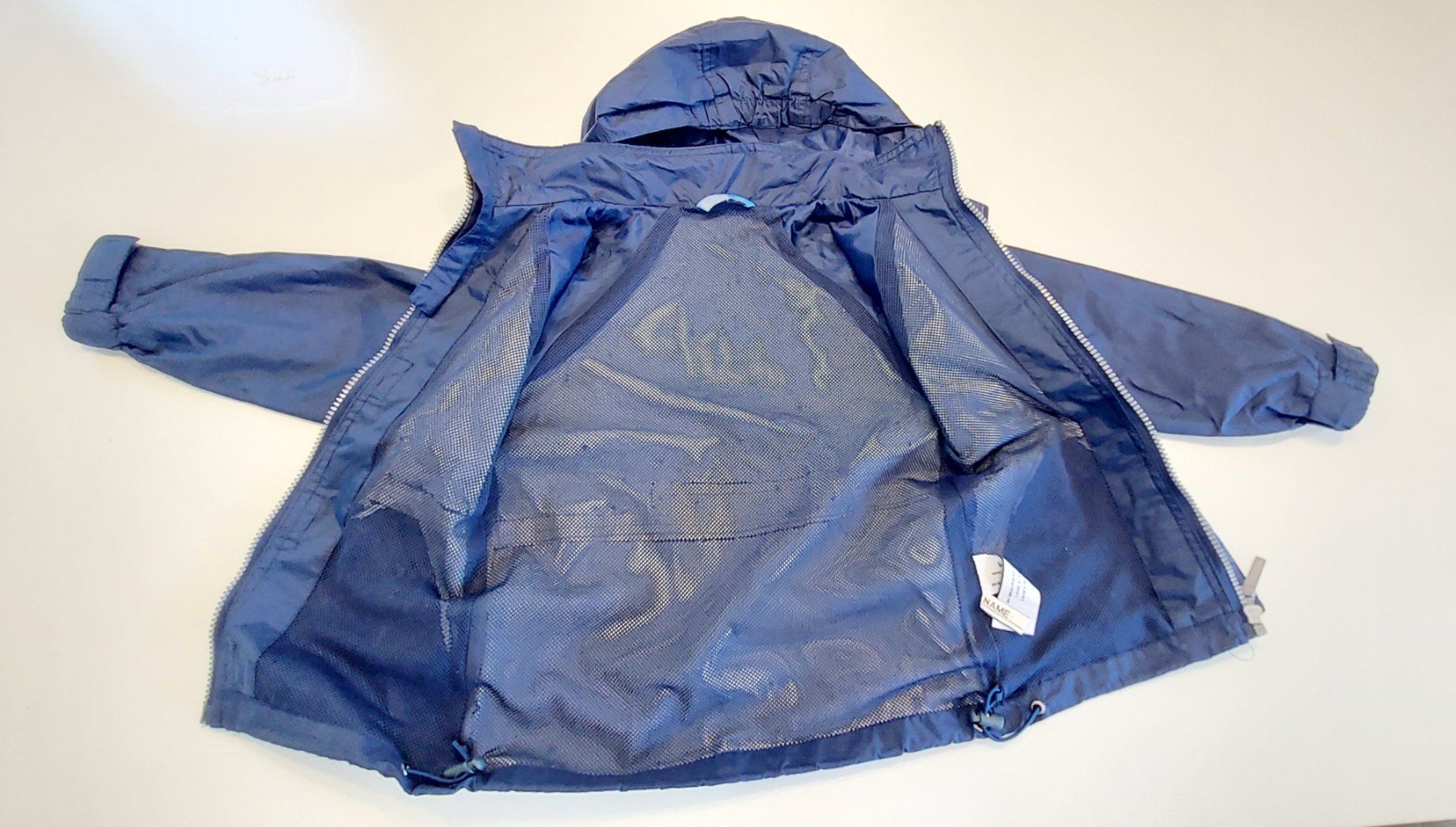 Jacken & Mäntel: REGENJACKE mit KAPUZE & NETZFUTTER | Grösse 104 | Dunkelblau – Neu (gemäss Beschreibung) aus Oberweningen von Feindesign 2