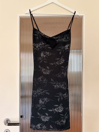 Schwarzes Sommerkleid mit Rosenprint Gr. M 