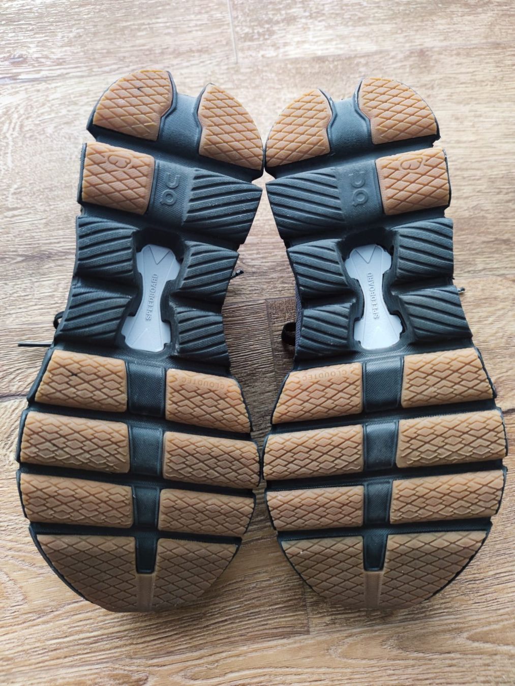 On Scarpe da donna: On Schuhe, Cloud X 4, Damen, Feather | Black, EU 38.5 – Nuovo (secondo la descrizione) da Fribourg venduto da Elyngwen 1