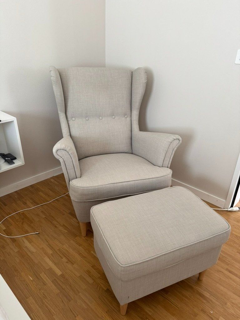 Poltrone: IKEA STRANDMON Ohrensessel mit Hocker – Hellbeige – Usato da St.Gallen venduto da Jay810