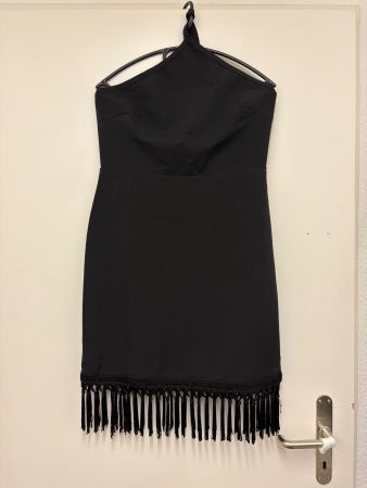 Kleid schwarz mit Fransen Grösse S/M Zustand gut