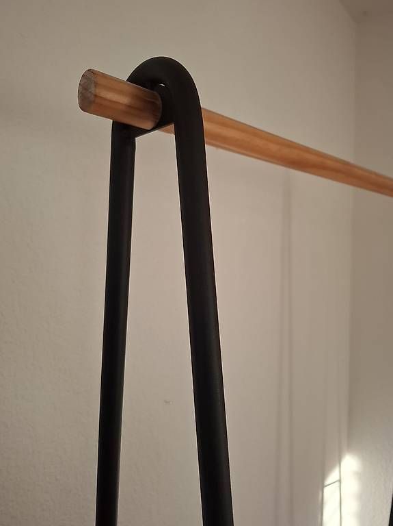 Porte manteau: Kleiderständer Eisen und Holz – D'occasion à Biel/Bienne par Kyruna 2