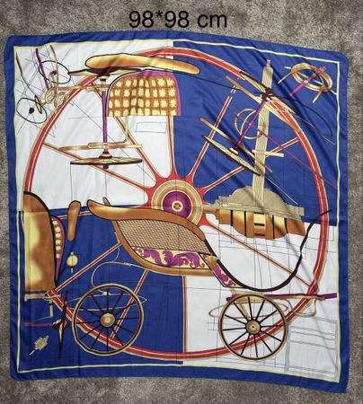 Grand foulard en soie aux motifs floraux – 98 x 98 cm
