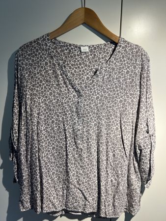 Viskose Bluse, Gr. 48, Grau/Weiss Blumenmuster, Top!