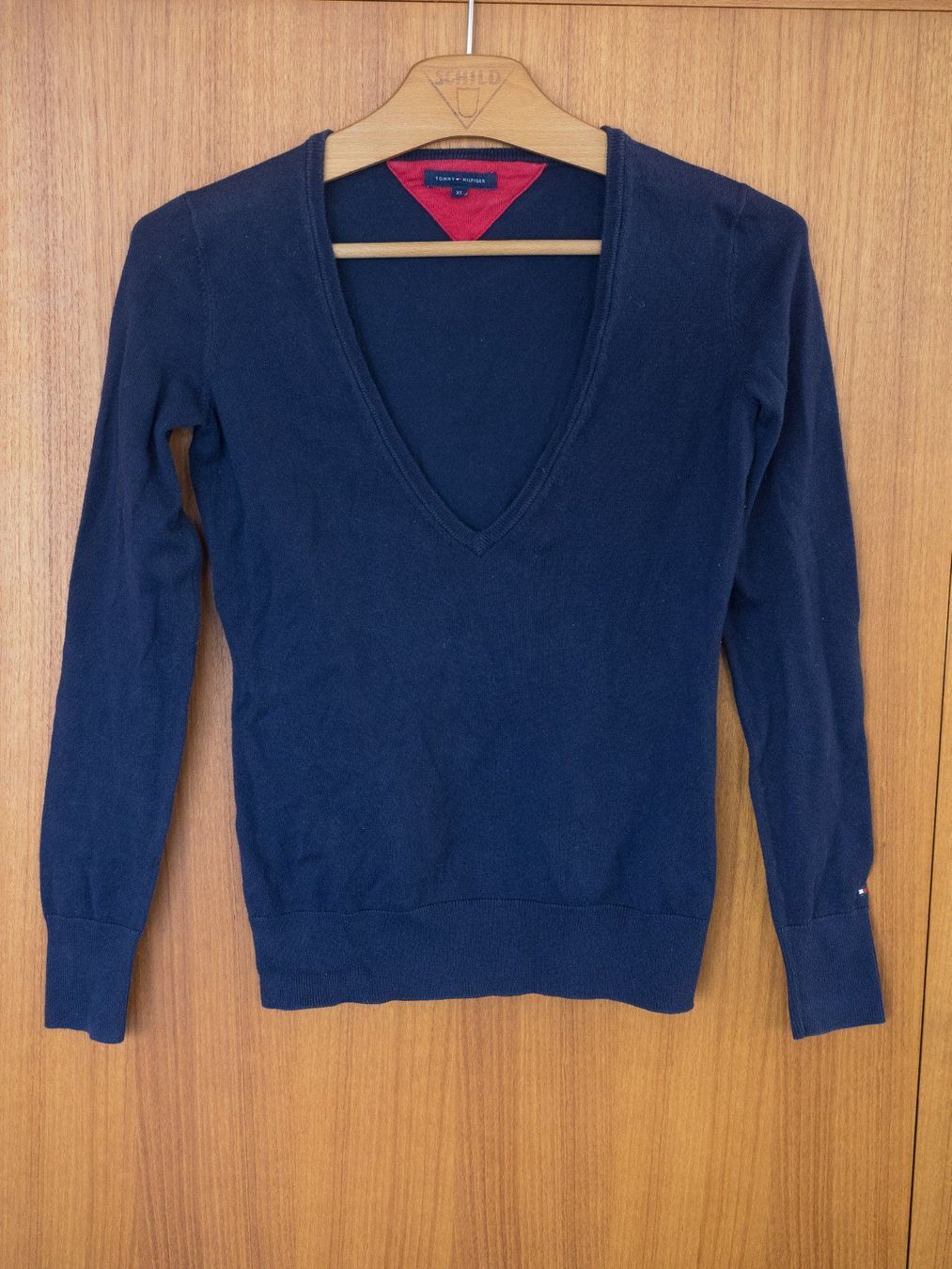 Tommy Hilfiger Pullover & Sweatshirts: Tommy Hilfiger Sweatshirt V-Pullover Grösse XS dunkelblau – Gebraucht aus Cham von Hodinar