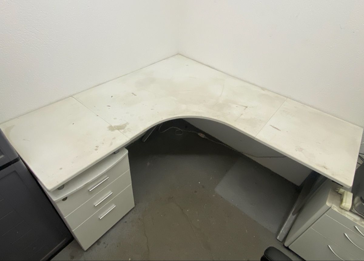 Bureaux: Eckschreibtisch mit Bürostuhl – D'occasion à Disentis/Mustér par jack321
