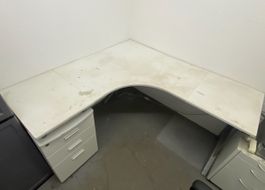 Eckschreibtisch mit Bürostuhl