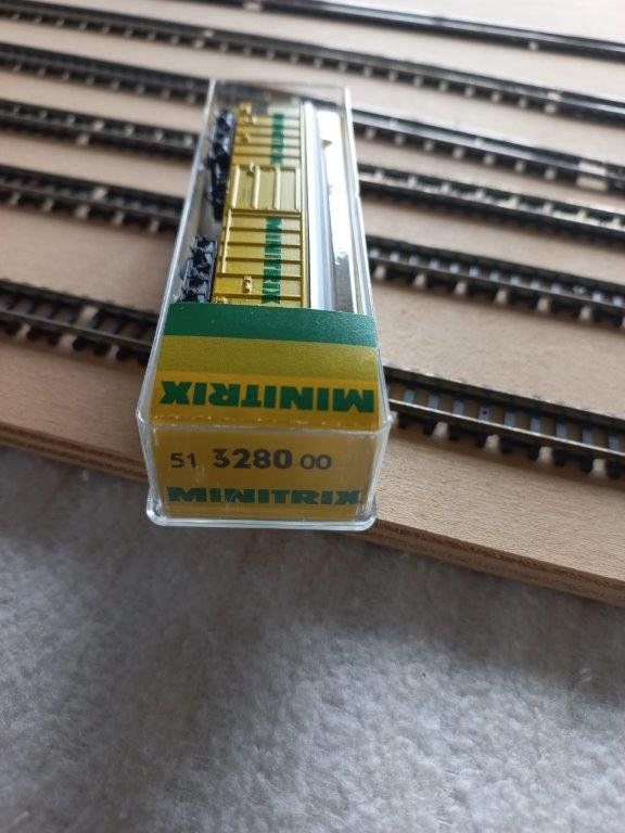 Trix Modellini di ferrovie: Güterwagen mit Werbung Minitrix Spur N, selten – Usato da Pfäffikon / ZH venduto da Pefkadett 1