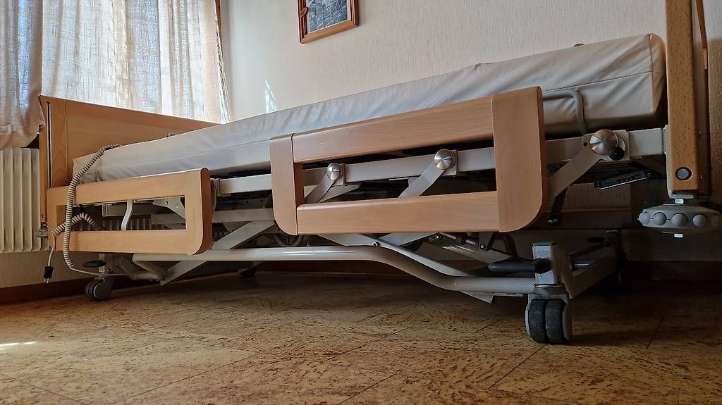 Letti: Pflege Bett – Usato da Götighofen venduto da Synergy03 1