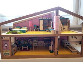 Puppenhaus aus Holz mit viel Zubehör