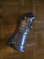 Panzerhandschuh aus Metall – beweglich & massiv