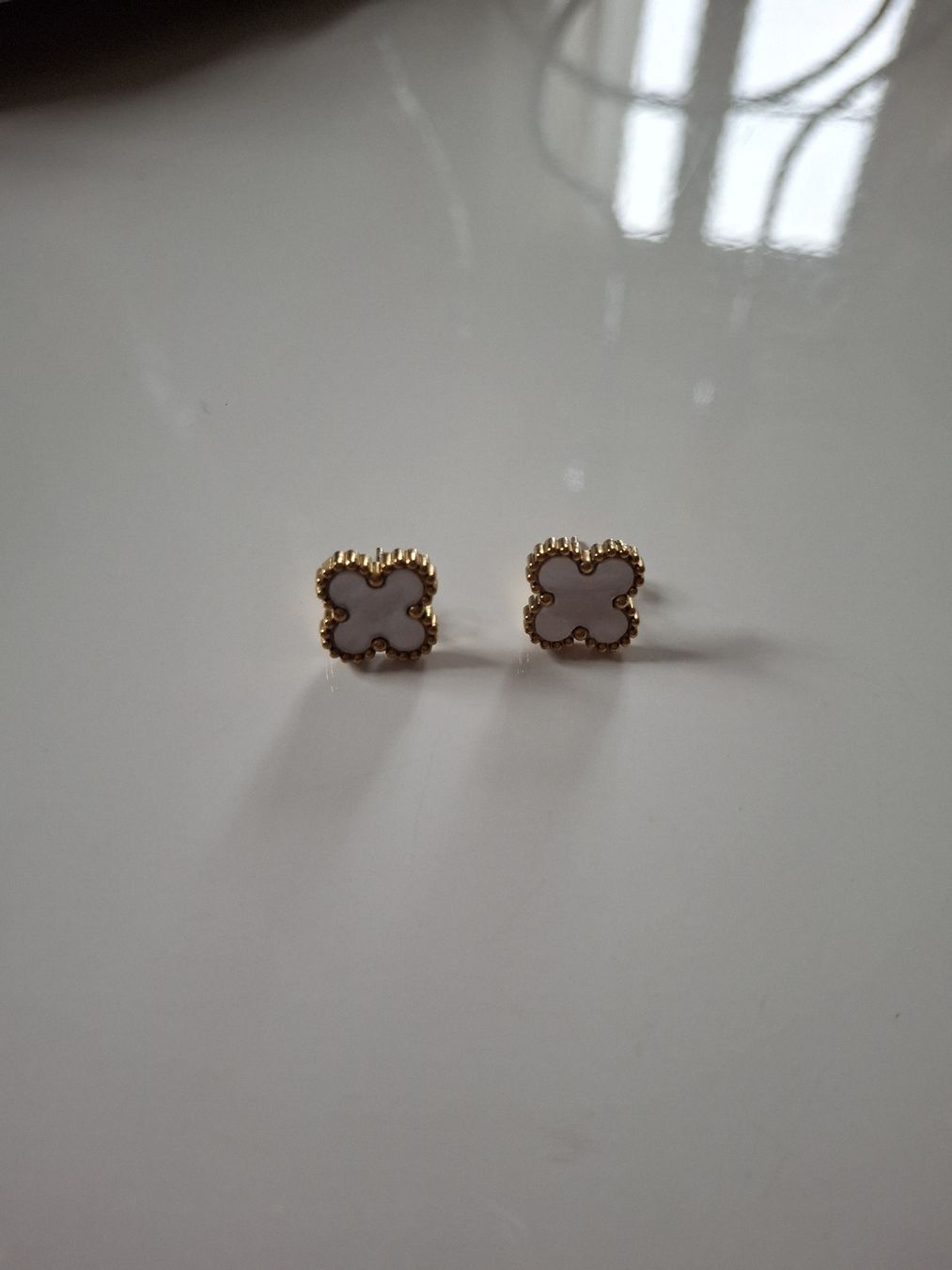 Orecchini pendenti & Orecchini a lobo: Boucles d'oreilles blanches et dorées neuves – Nuovo (secondo la descrizione) da Lausanne venduto da Cognitia