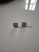 Boucles d'oreilles blanches et dorées neuves