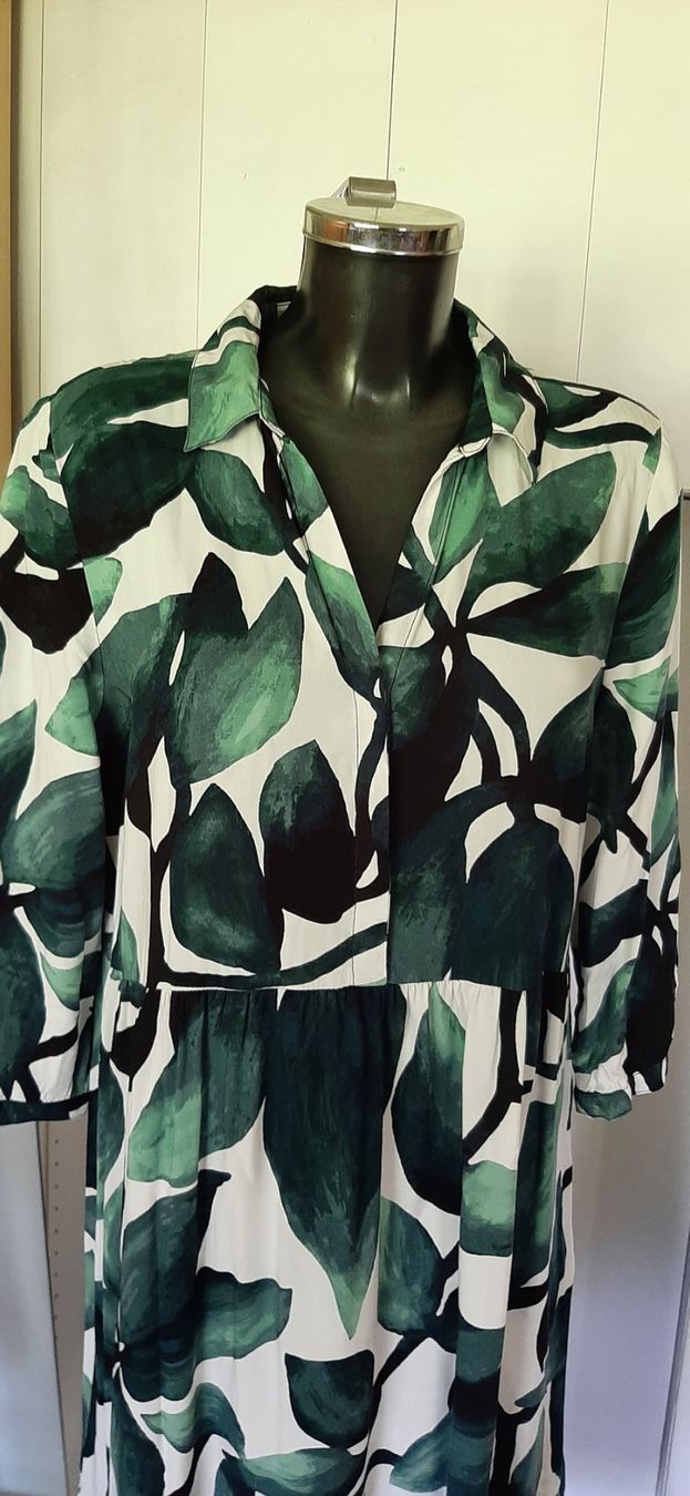 Vestiti: Sommerliches Maxikleid mit Blätterprint – Usato da Ibach venduto da kleineMythen 2