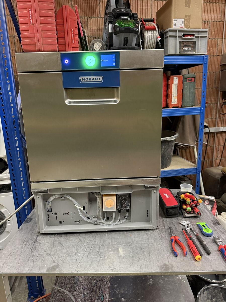 Machines à laver la vaisselle: Hobart Gewerbespühlmaschine – D'occasion à Malans GR par sil_yyy2 3