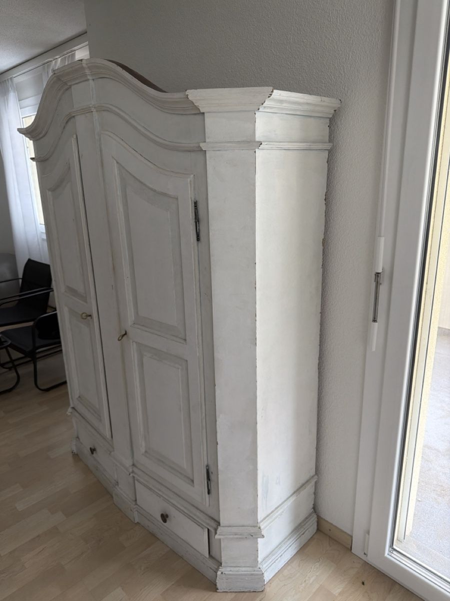 Armadi: Antiker weisser Schrank – Usato da Morgarten venduto da elabaumann_ch 1