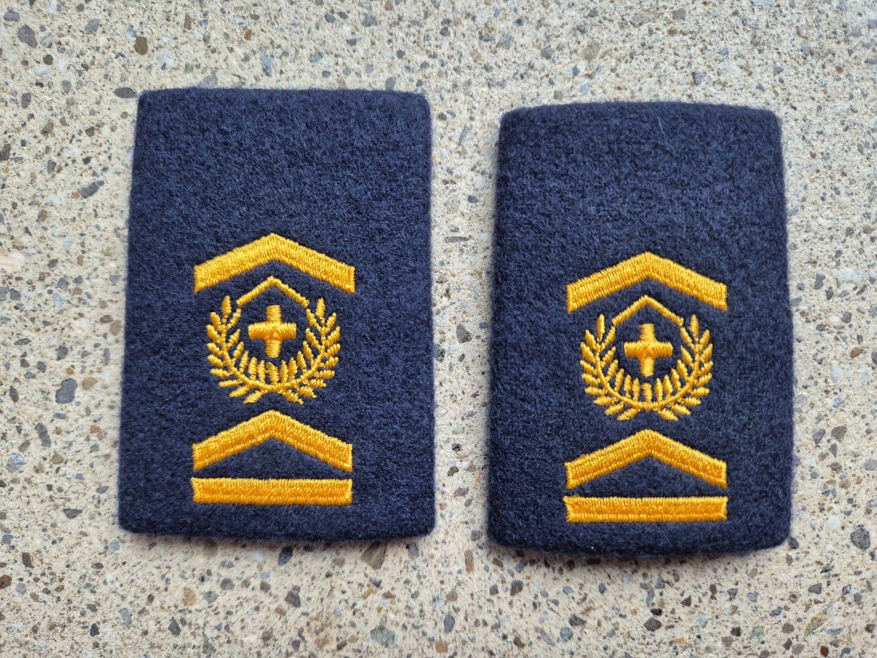 Schweizer Armee Placchette & Badge: * Gradabzeichen Patten Set Fourier Luftwaffe * – Nuovo e nell'imballaggio originale da Riedholz venduto da fr_sIruP