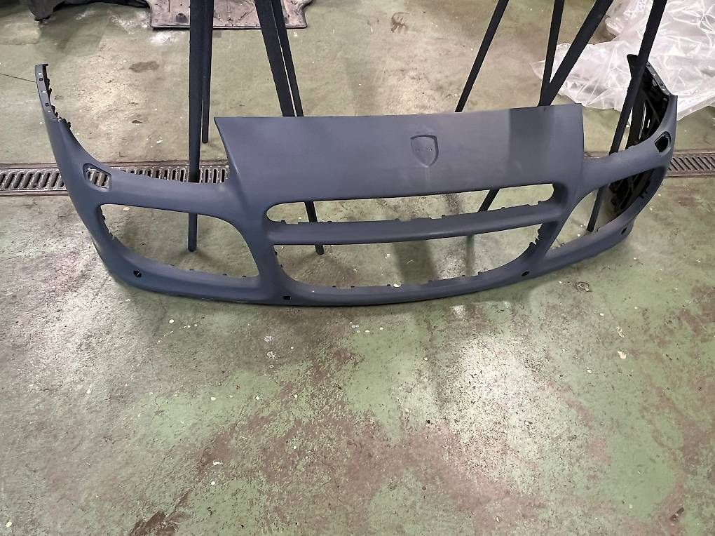 Porsche Tutti pezzi di ricambio auto: Frontstossstange Porsche Cayenne Turbo 2003-> – Nuovo e nell'imballaggio originale da Büsserach venduto da markaz