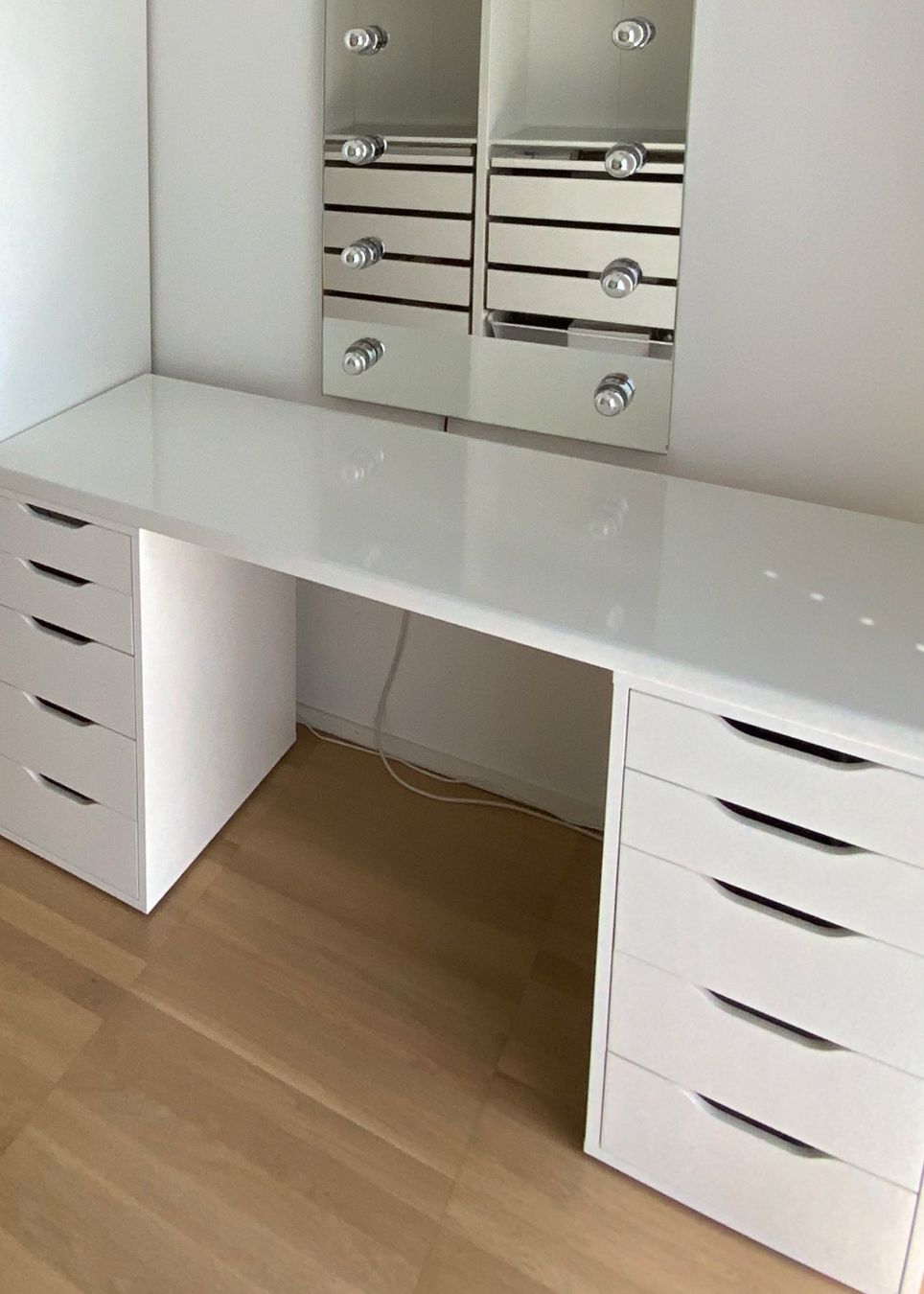 Ikea Schminktische: Schminktisch + Chesterfield-Sitzpouf – Neu (gemäss Beschreibung) aus Kilchberg ZH von and_q2wz 1