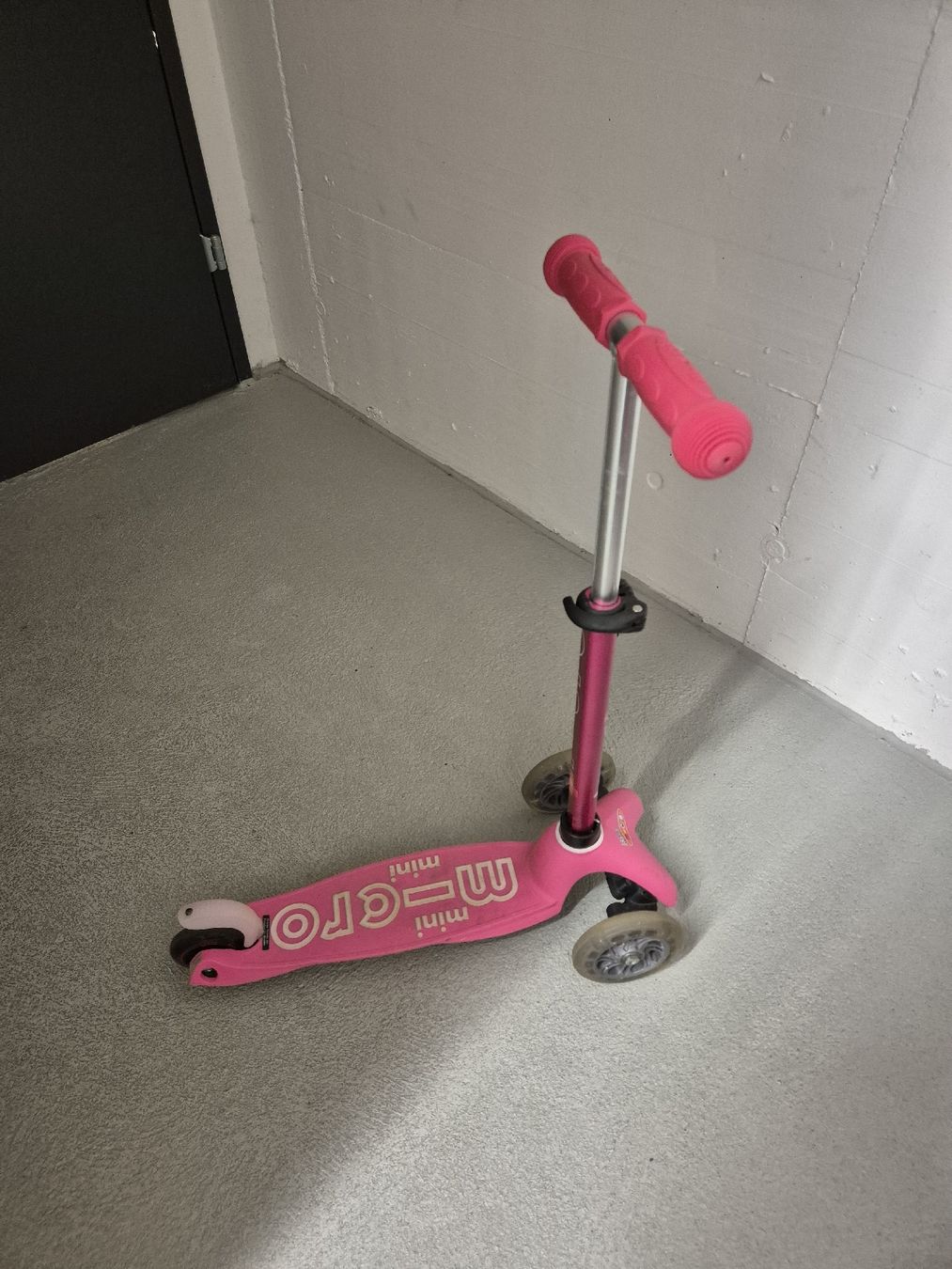 Micro Kickboard: Micro Mini Kinderroller pink gebrauchter Zustand – Usato da Kilchberg ZH venduto da Darko.Jovo 2