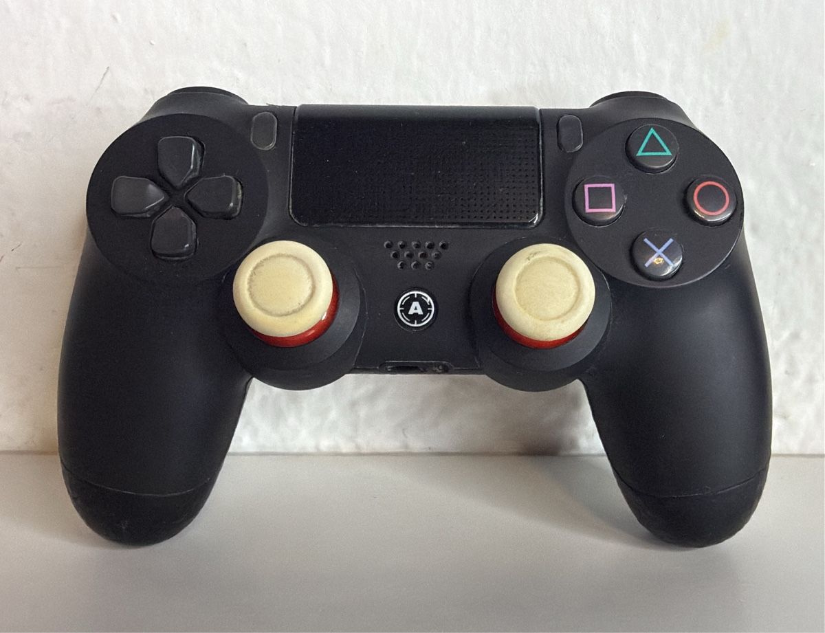 Sony Controller: PS4 Controller Black with customized grips and sticks – Usato da Ehrendingen venduto da bubulence