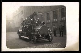 Foto-AK Feuerwehr-Leiterwagen mit Mannsc