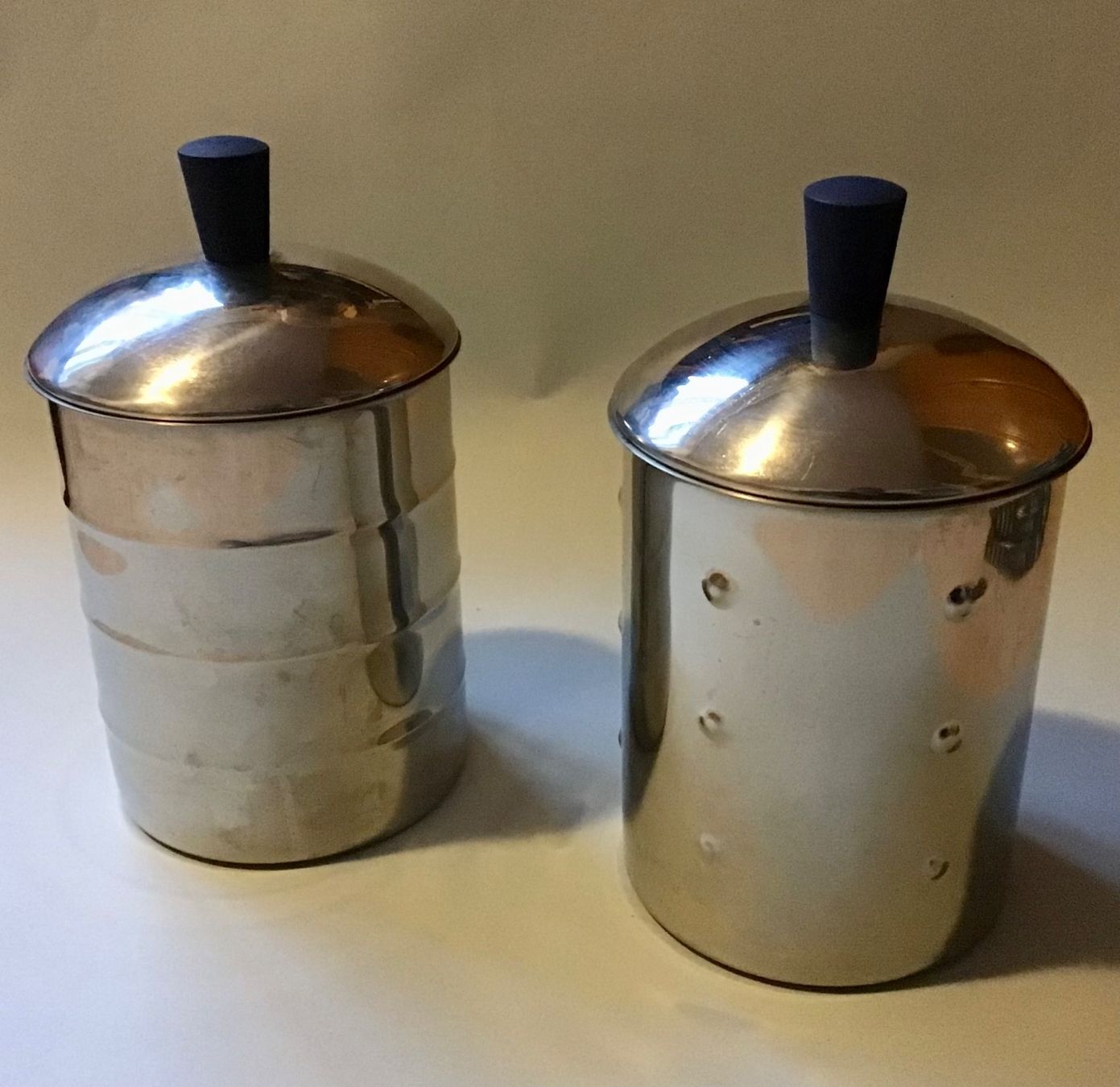 Spardosen: Zwei metallene Vorratsdosen – Gebraucht aus Bubendorf von Alpenheidi